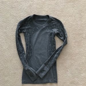 Grey Lulu Lemon long. Sleeve top